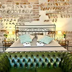 Arena In Love - Centre Rooms