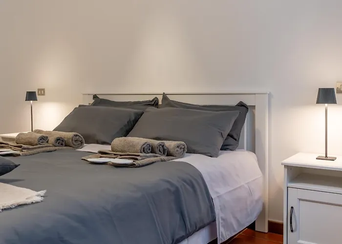 -Near Arena & Parking - Pet Friendly Historical Arena Palace