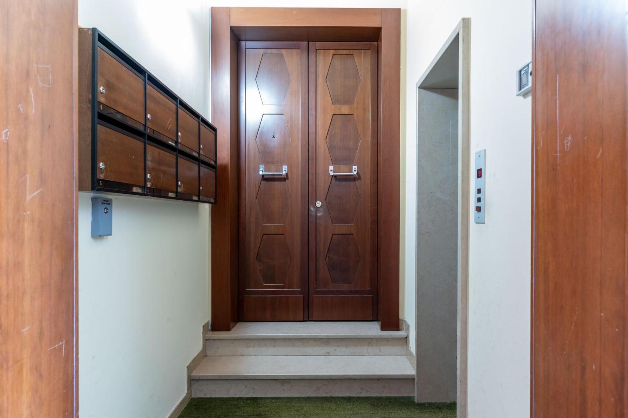 -near Arena & Parking - Pet Friendly Historical Arena Palace Apartment *