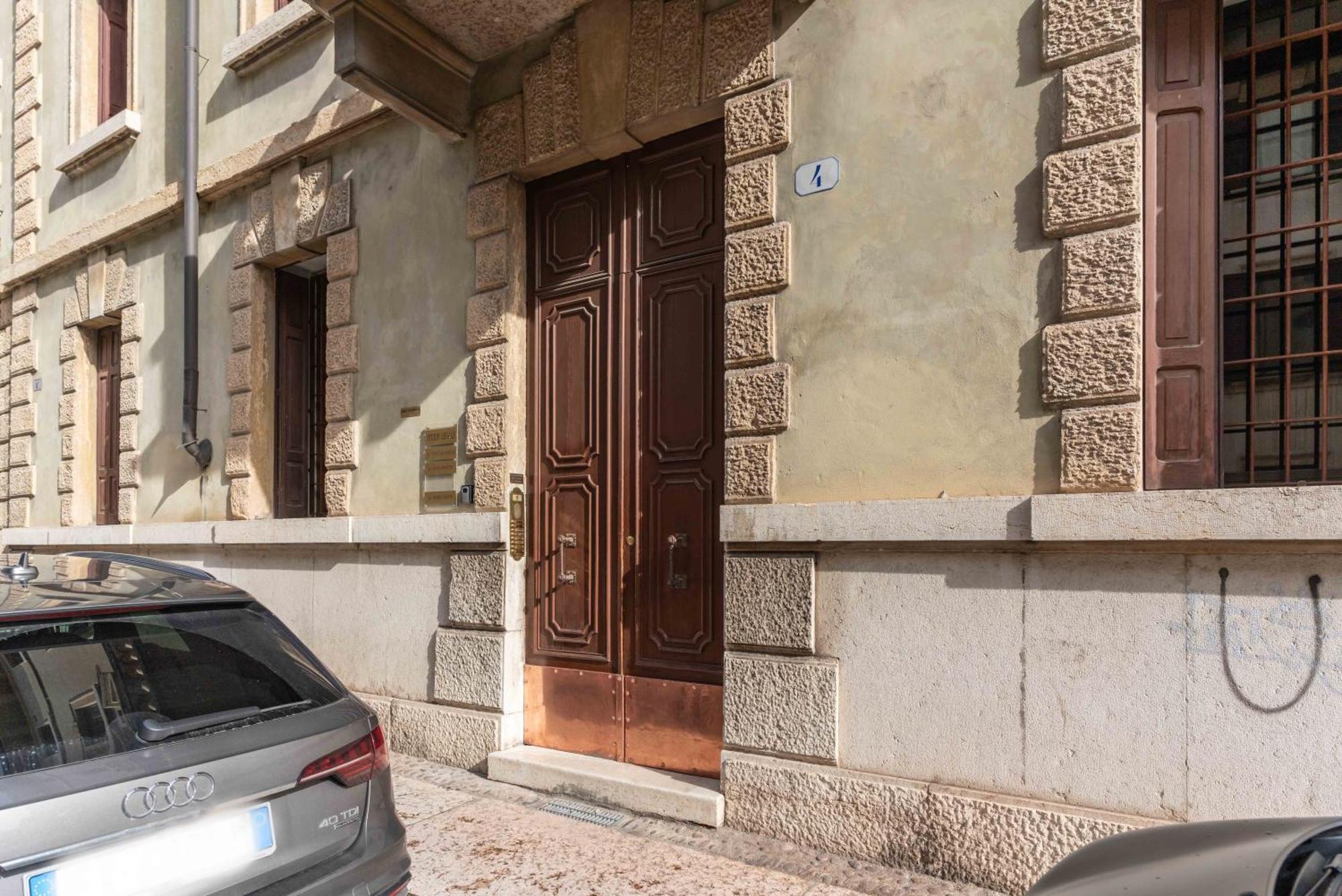 -near Arena & Parking - Pet Friendly Historical Arena Palace Apartment Verona