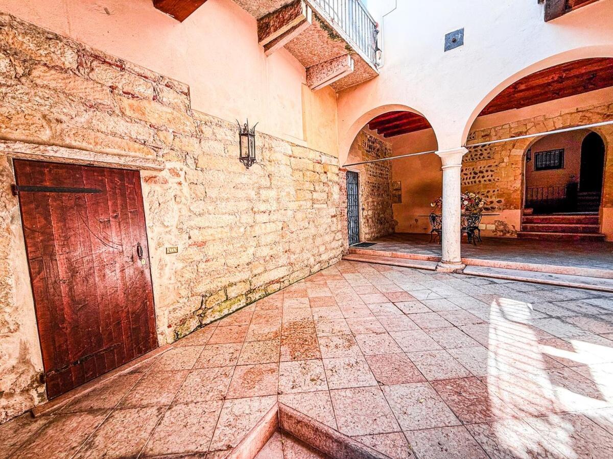 At Ponte Pietra With Garden And Parking Appartamento Verona