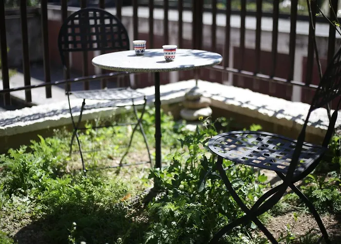 Apartment With Lovely Garden