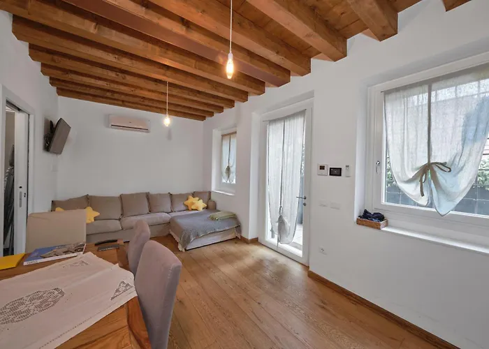 Beautiful, Cozy Apartment With A Small Courtyard.