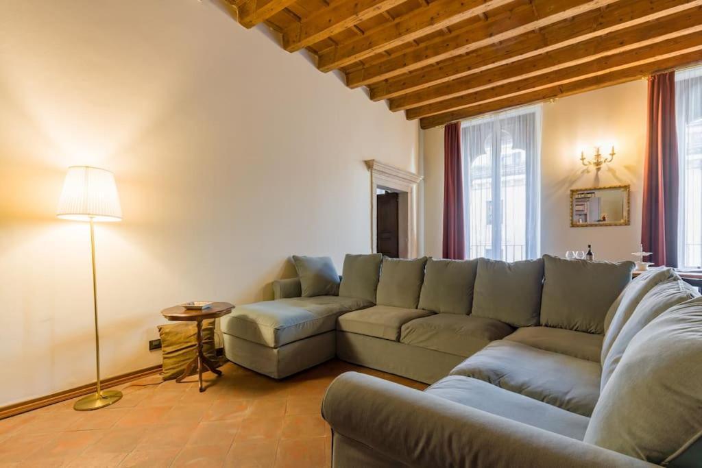Magnificent 1800 In The Heart Of Apartment *