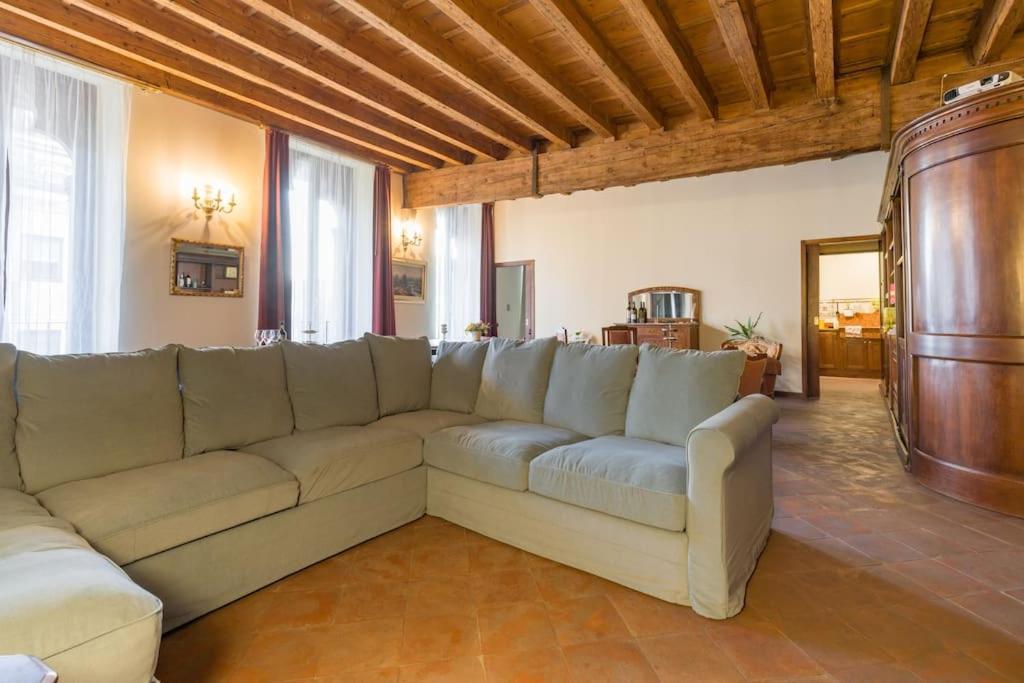 Magnificent 1800 In The Heart Of Apartment