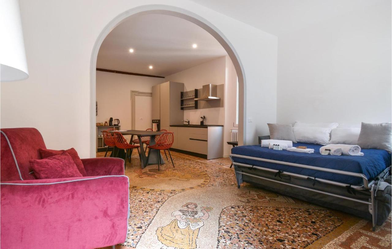 Beautiful In With Kitchenette *