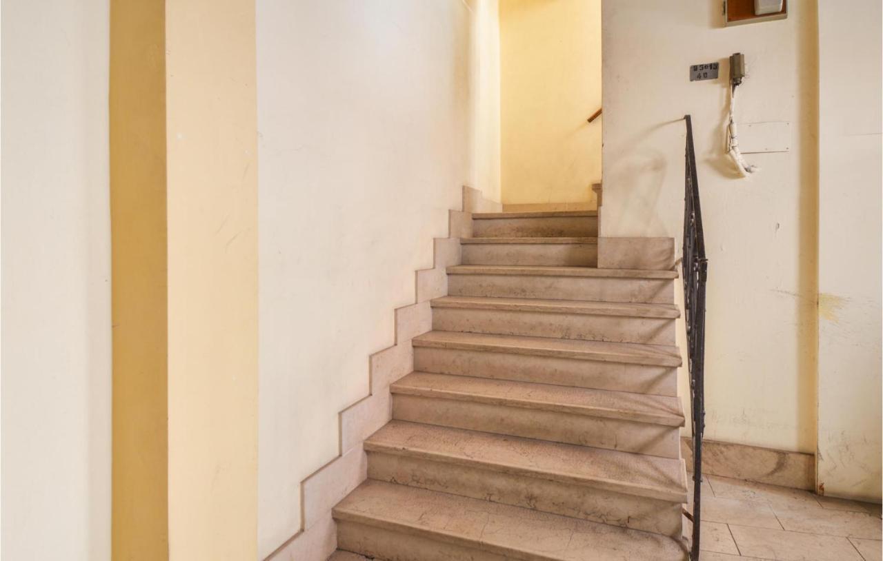 Beautiful In With Kitchenette Apartment *