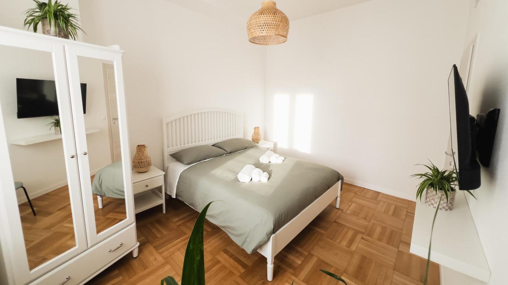 Freshly Renovated 10 Minutes From Arena Apartment