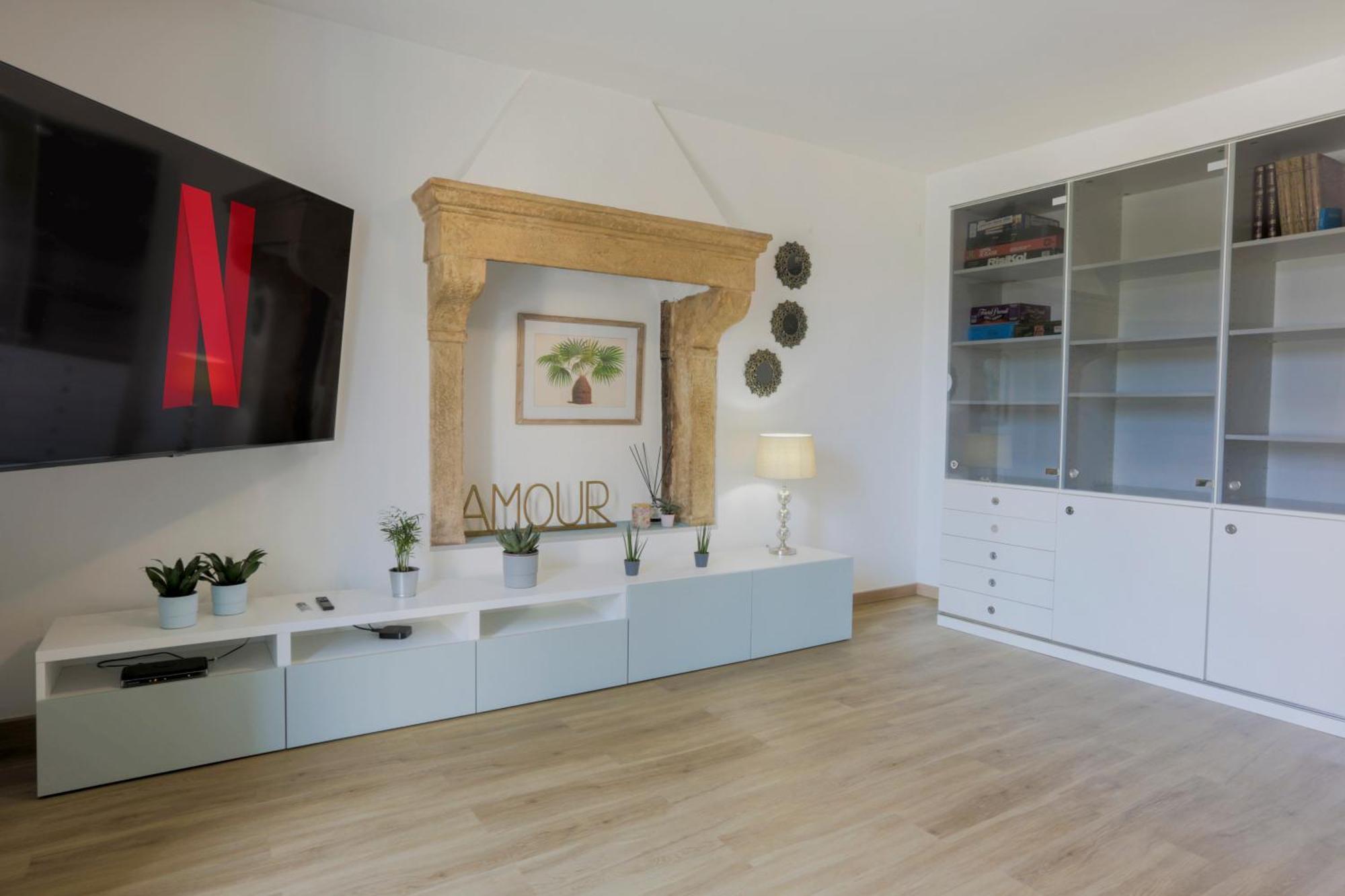 Elegant Apartment: Free Netflix, Wi-fi & Parking Apartment