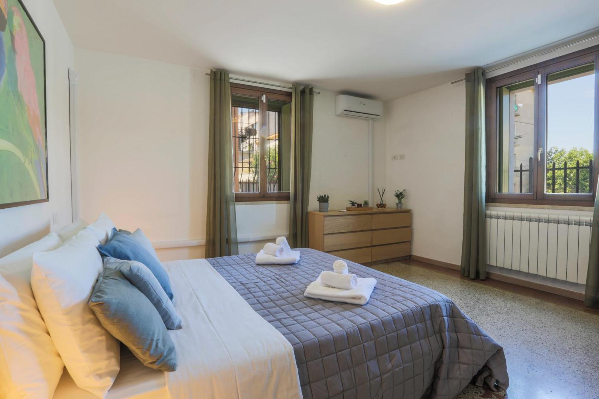 Elegant Apartment: Free Netflix, Wi-fi & Parking *