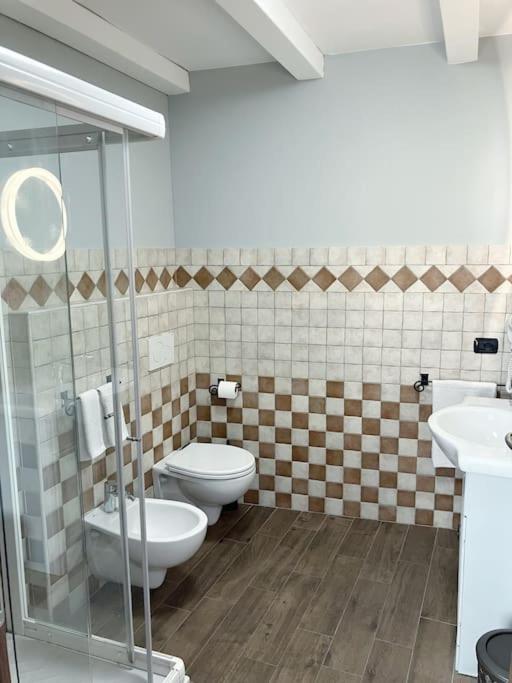 Apartment Castel Montorio - Camera Matrimoniale Con Bagno In Casa Condivisa Verona