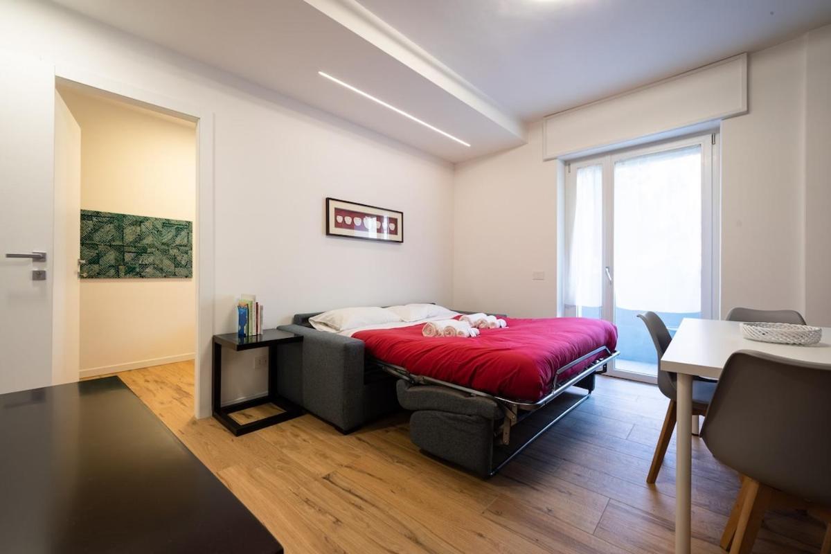 Modern Red Flat In Apartment *