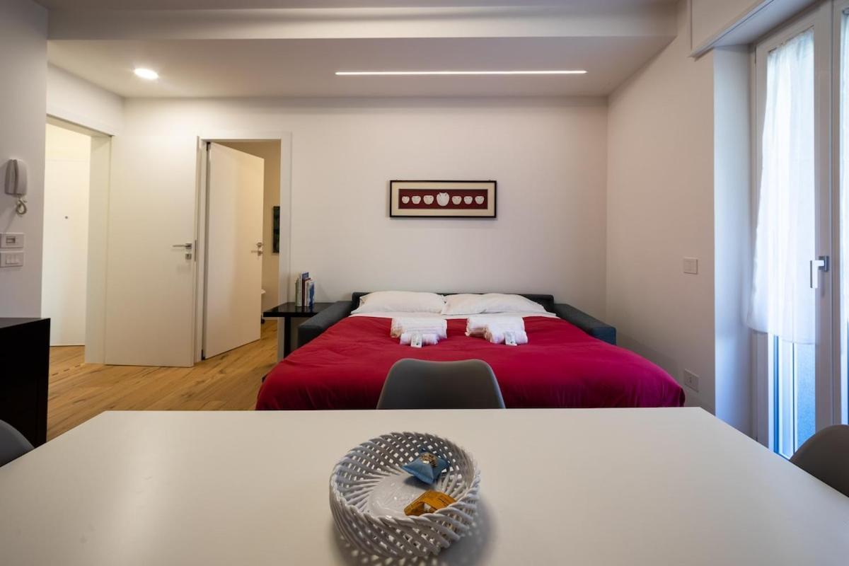 Modern Red Flat In Apartment *
