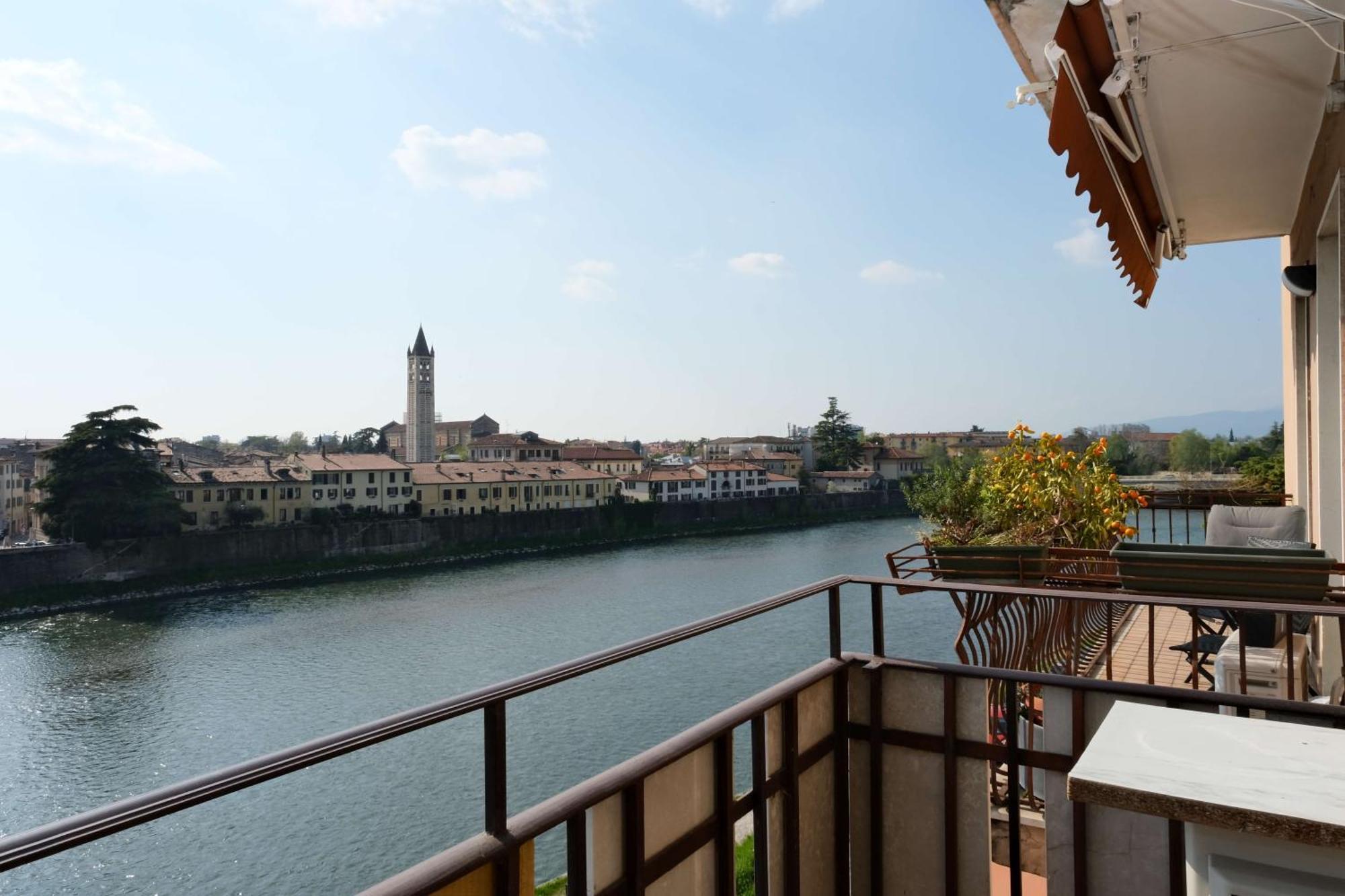 Vr Cangrande On The River * Verona