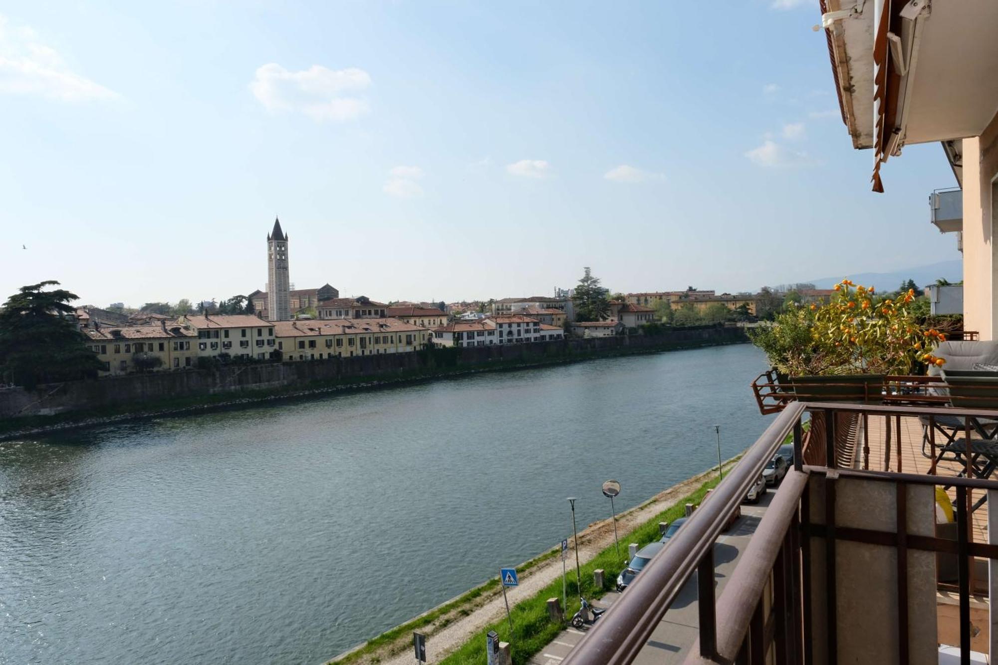 Vr Cangrande On The River * Verona