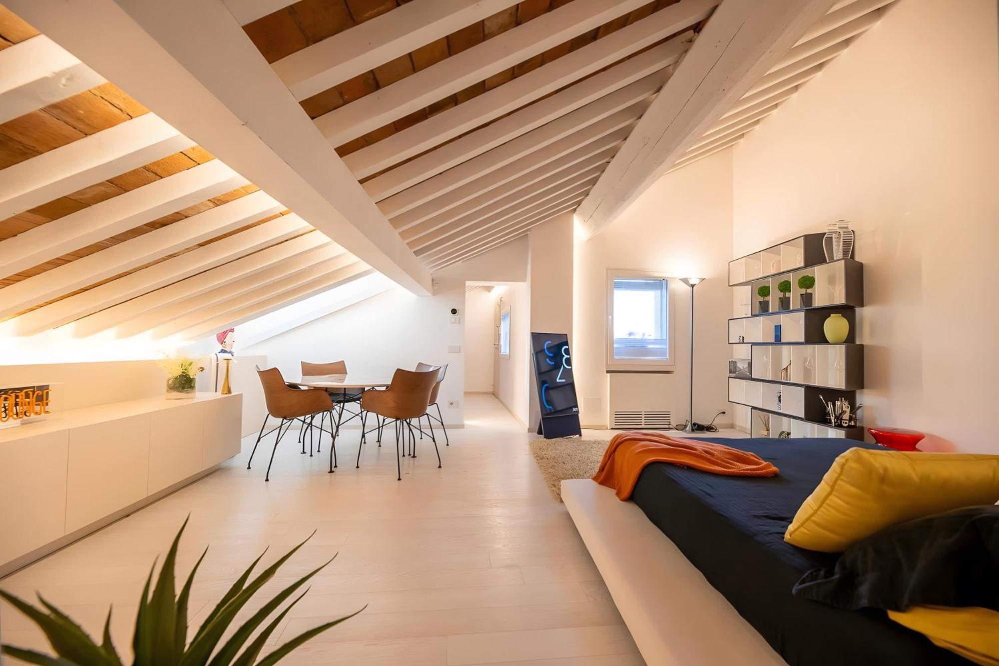 Luxury Rooftop Piazza Erbe Apartment