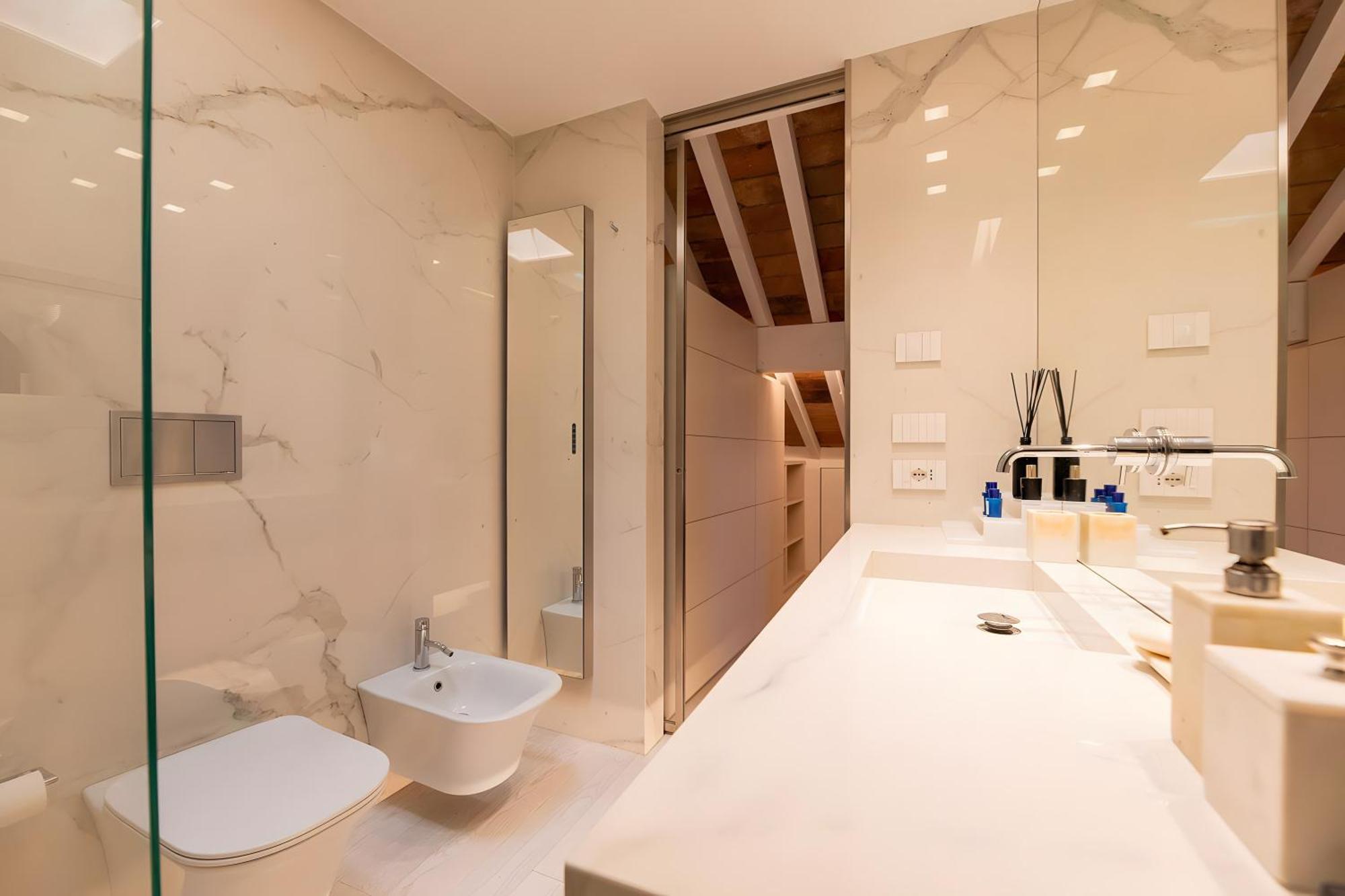 Luxury Rooftop Piazza Erbe Apartment *
