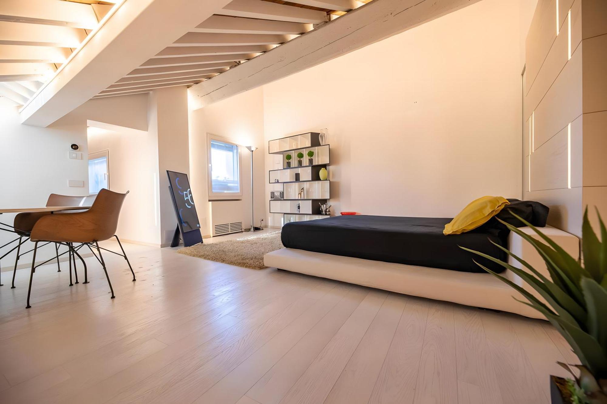 Luxury Rooftop Piazza Erbe Apartment *