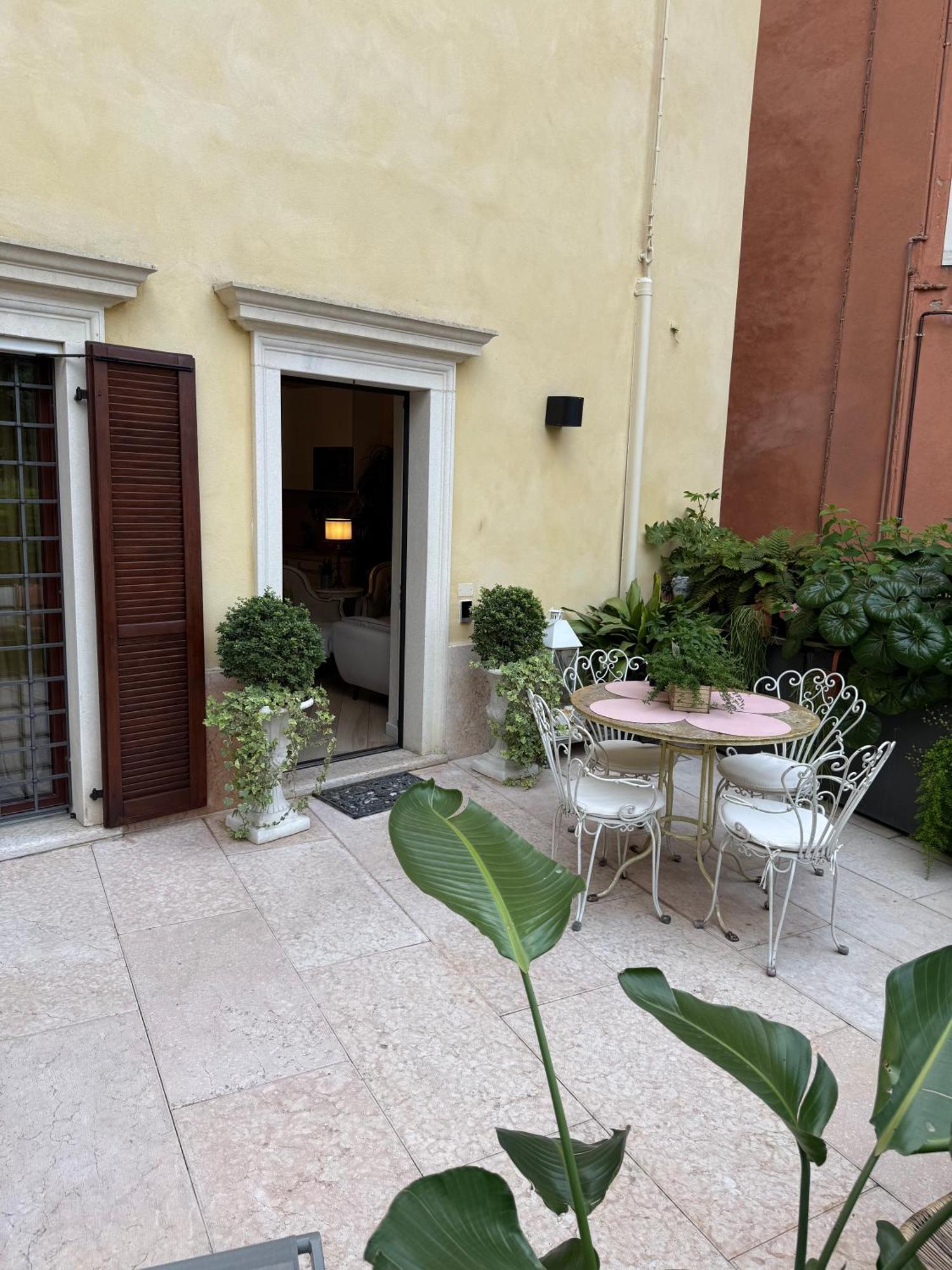 Dolce Santo Stefano Apartment *