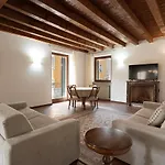 Domus Verona - Centralissima E Antica Residenza Cappello