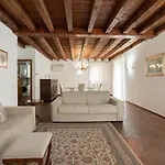 Domus Verona - Centralissima E Antica Residenza Cappello