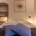 Ponte Pietra No 5 Sulla Romantica Scalinata