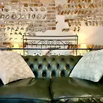 Arena In Love - Centre Rooms