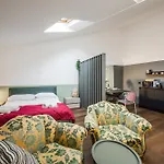 Riverwalk Al Castello Indipendent Apartments