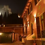 Veronauptoyou Courtyard