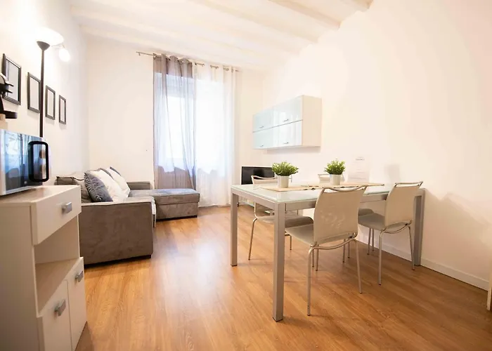 Leoncino Apartment