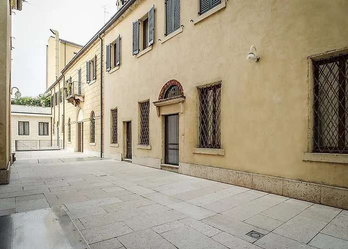 Arena Easy Suites Guesthouse