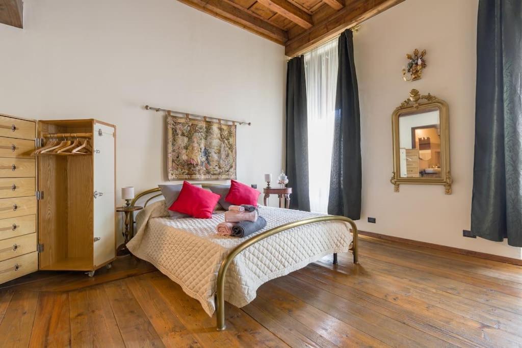 Magnificent 1800 In The Heart Of Apartment