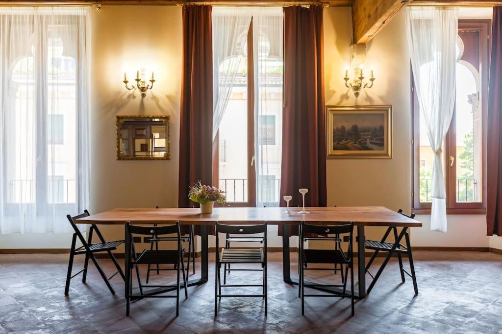 Magnificent 1800 In The Heart Of Apartment