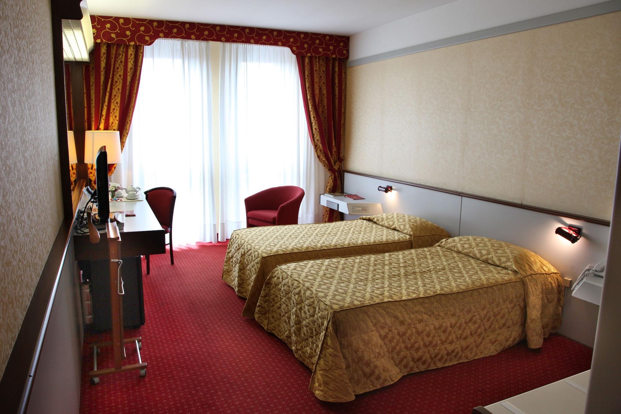 Maxim Hotel 4*
