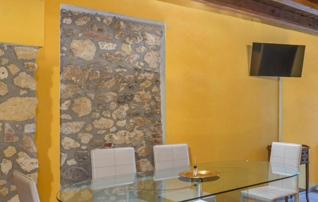 Stylish 2 Bedroom With Balcony Apartment