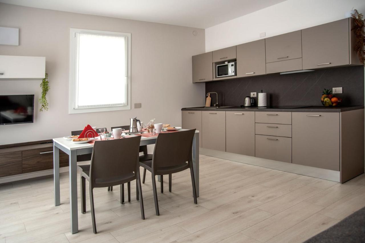 Apartment Camelot Red -