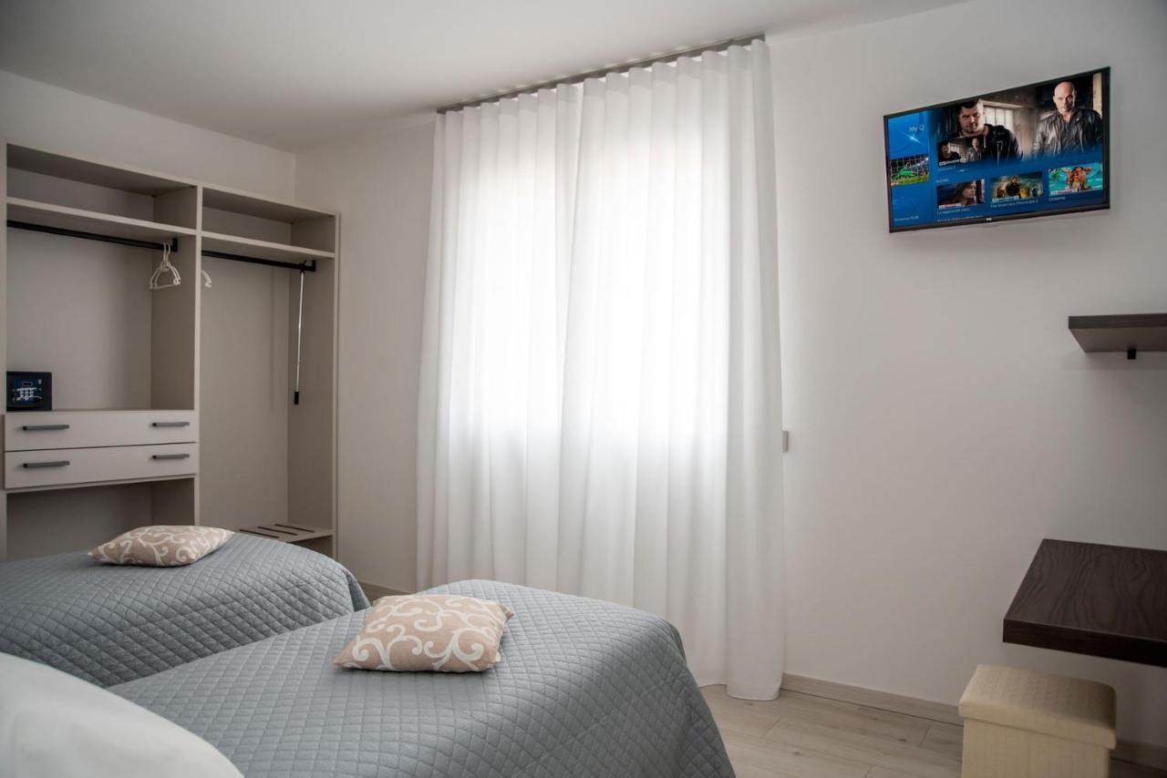 Apartment Camelot Red - *