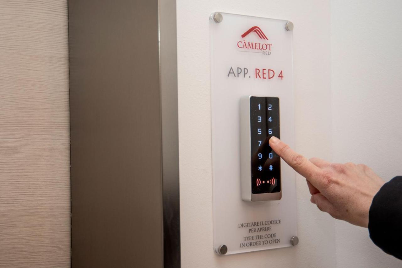 Apartment Camelot Red - *
