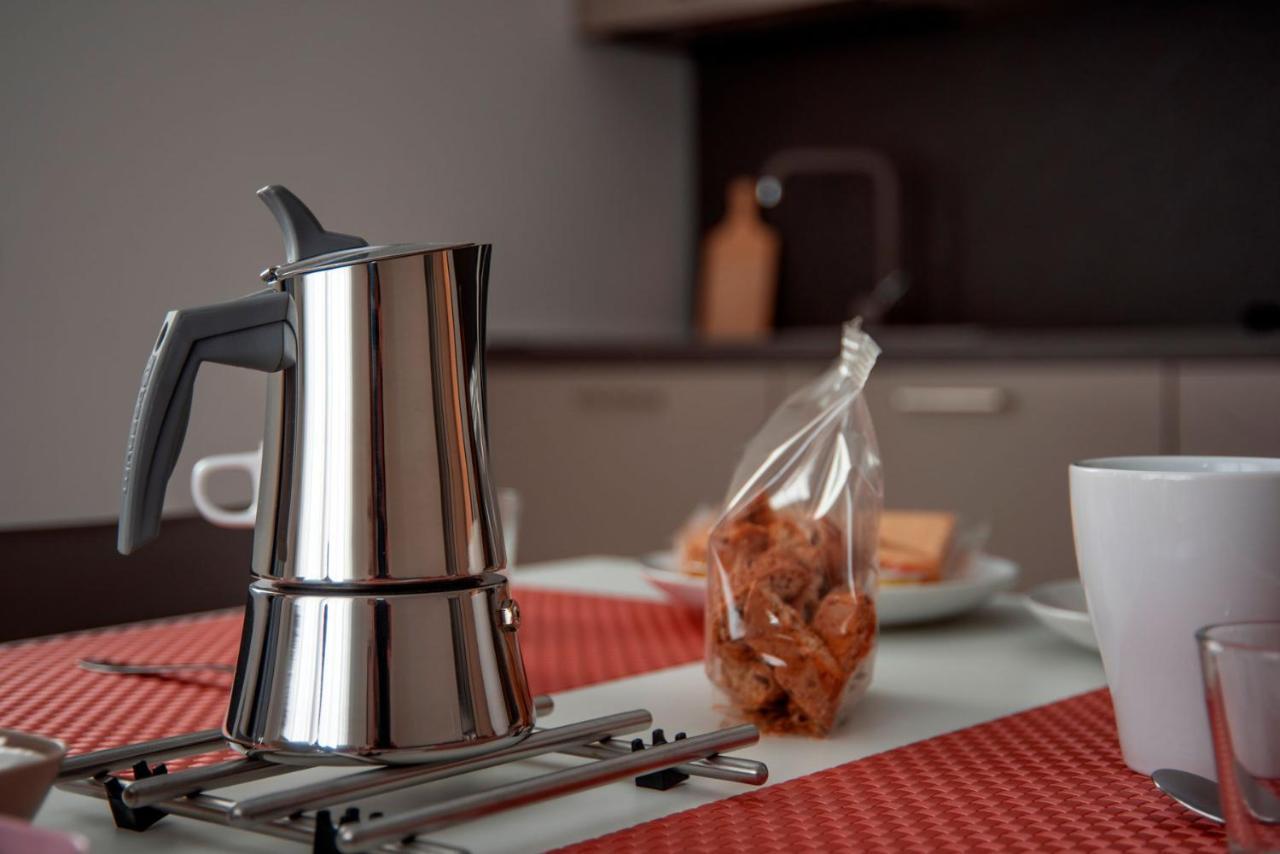 Apartment Camelot Red - *