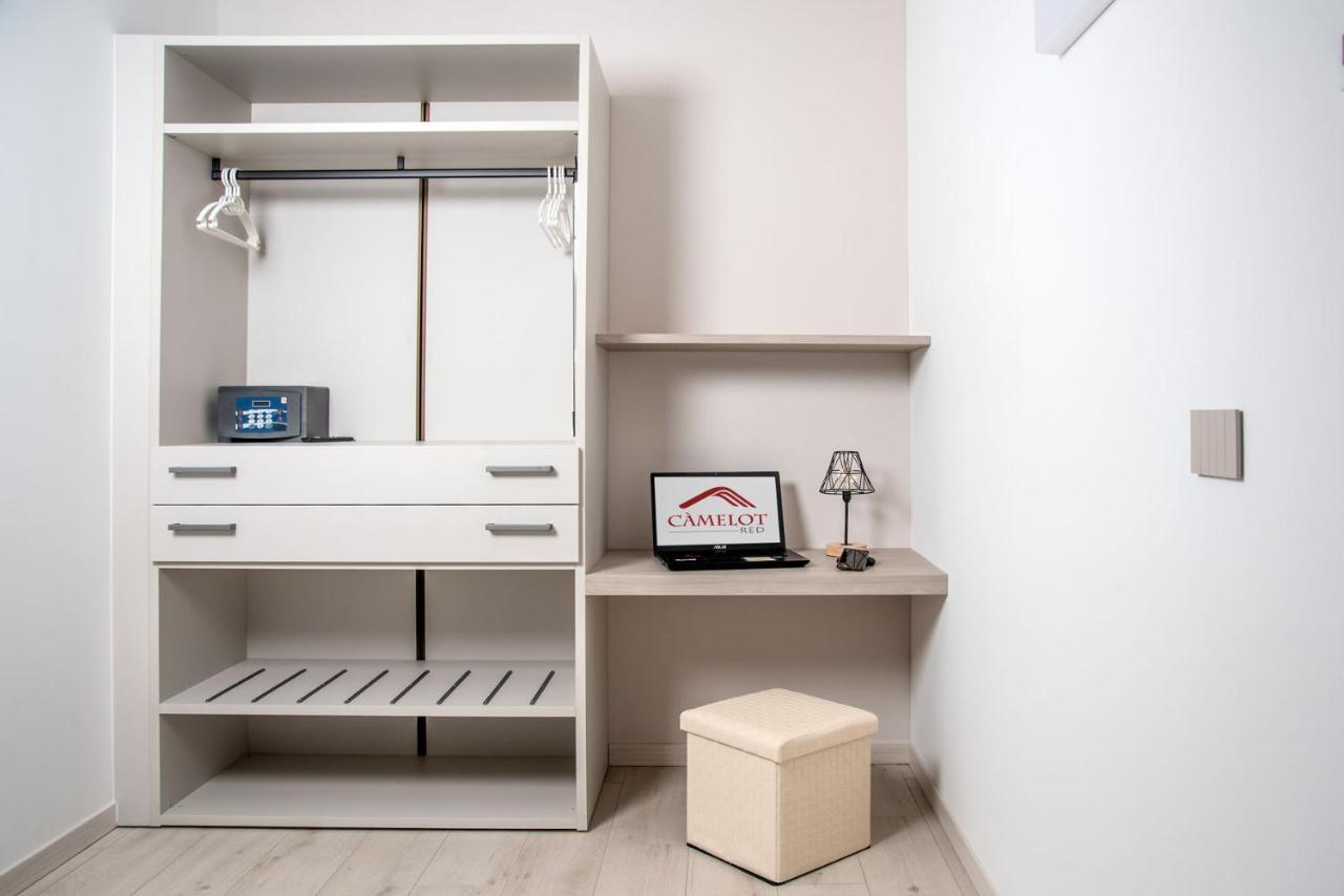Apartment Camelot Red - *