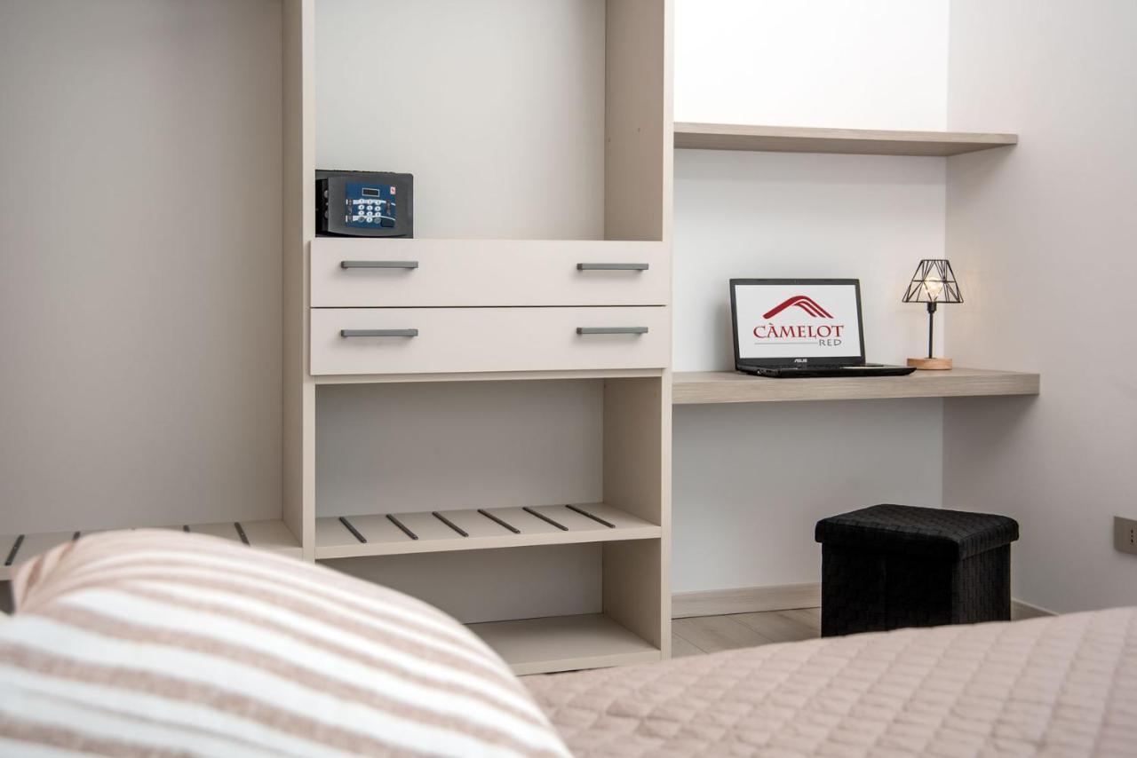 Apartment Camelot Red - *