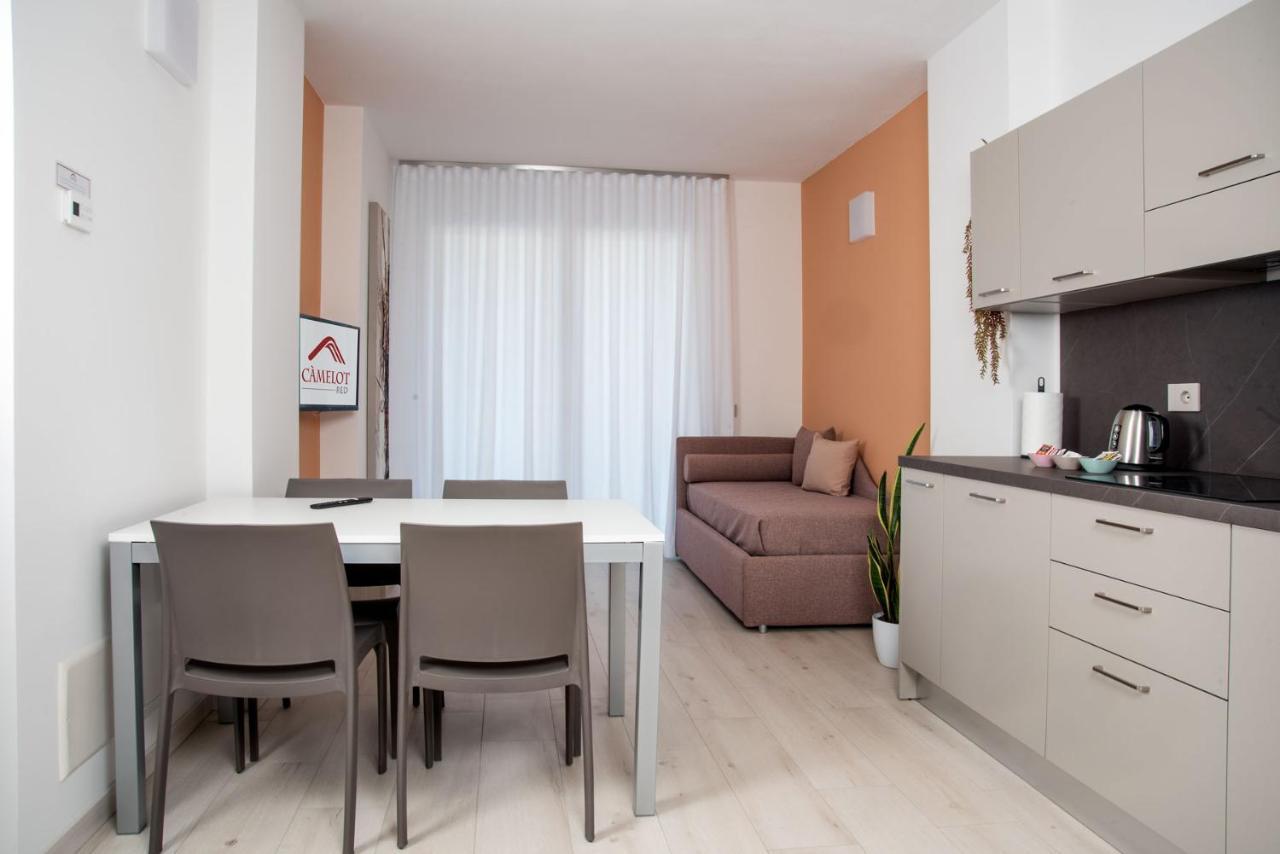 Apartment Camelot Red - *
