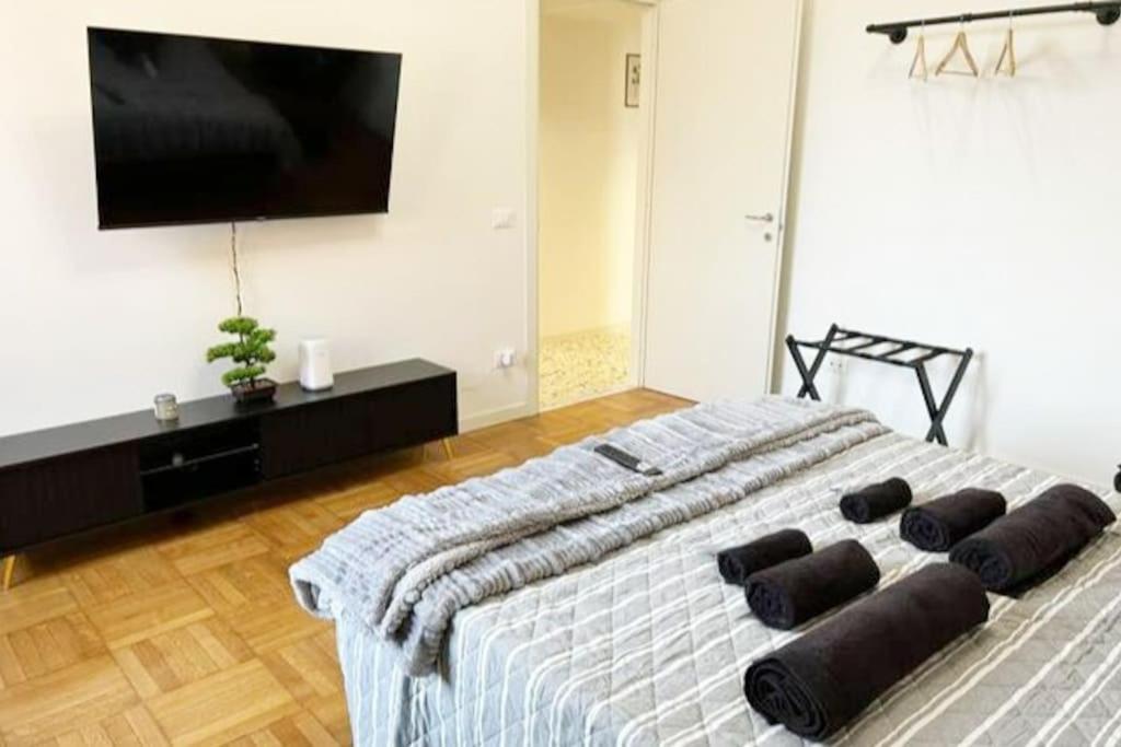 With Free Parking 5 Minutes Walk From Arena *