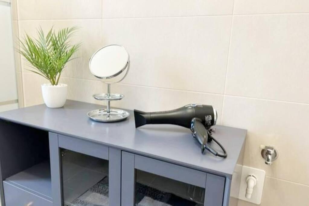 With Free Parking 5 Minutes Walk From Arena *