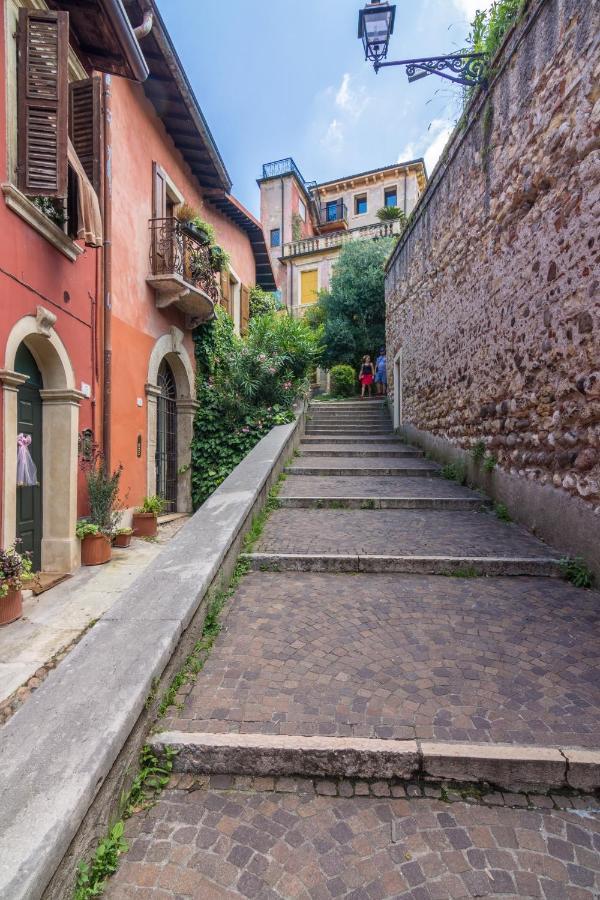 Ponte Pietra No 5 Sulla Romantica Scalinata *