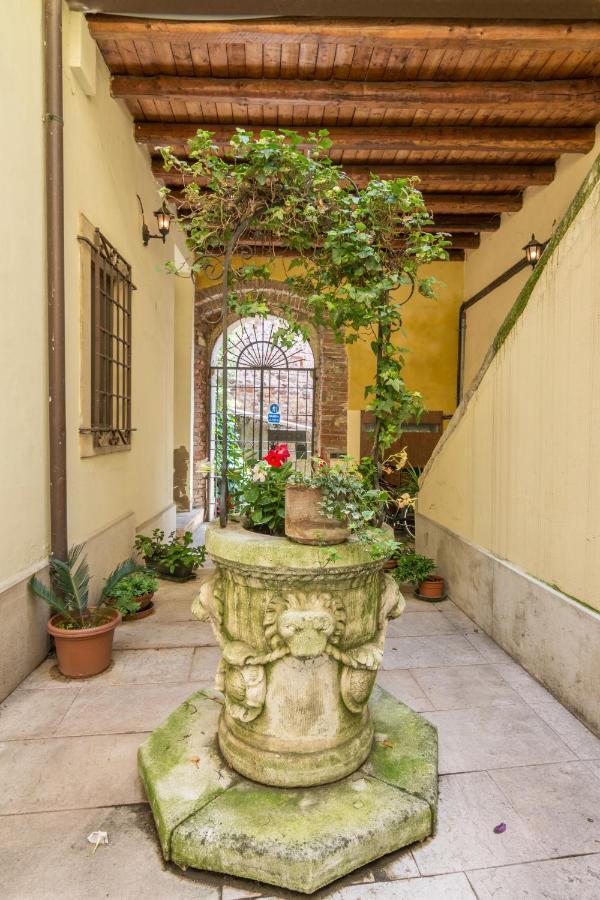 Ponte Pietra No 5 Sulla Romantica Scalinata