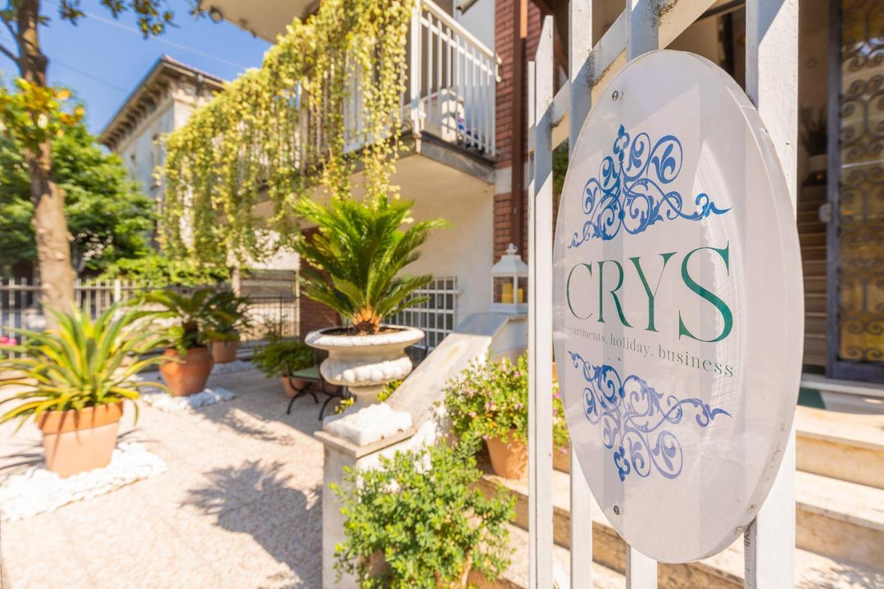 Crys: Rooms, Holiday, Business