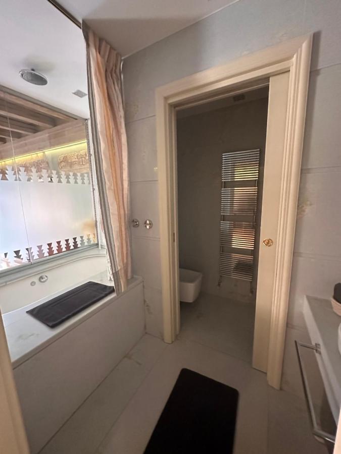 Luxury Flats , Piazza Erbe With Balcony On Main Square Apartment