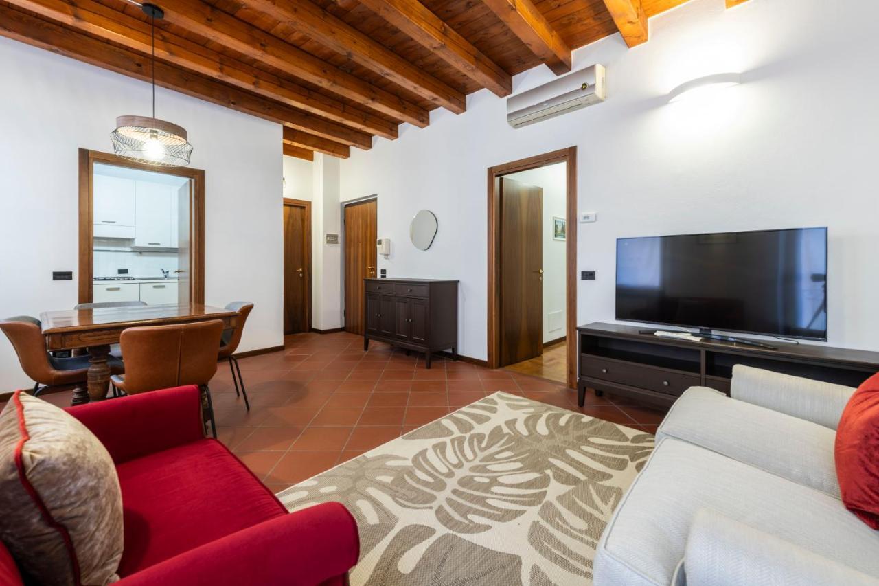 Amanti In Apartment *