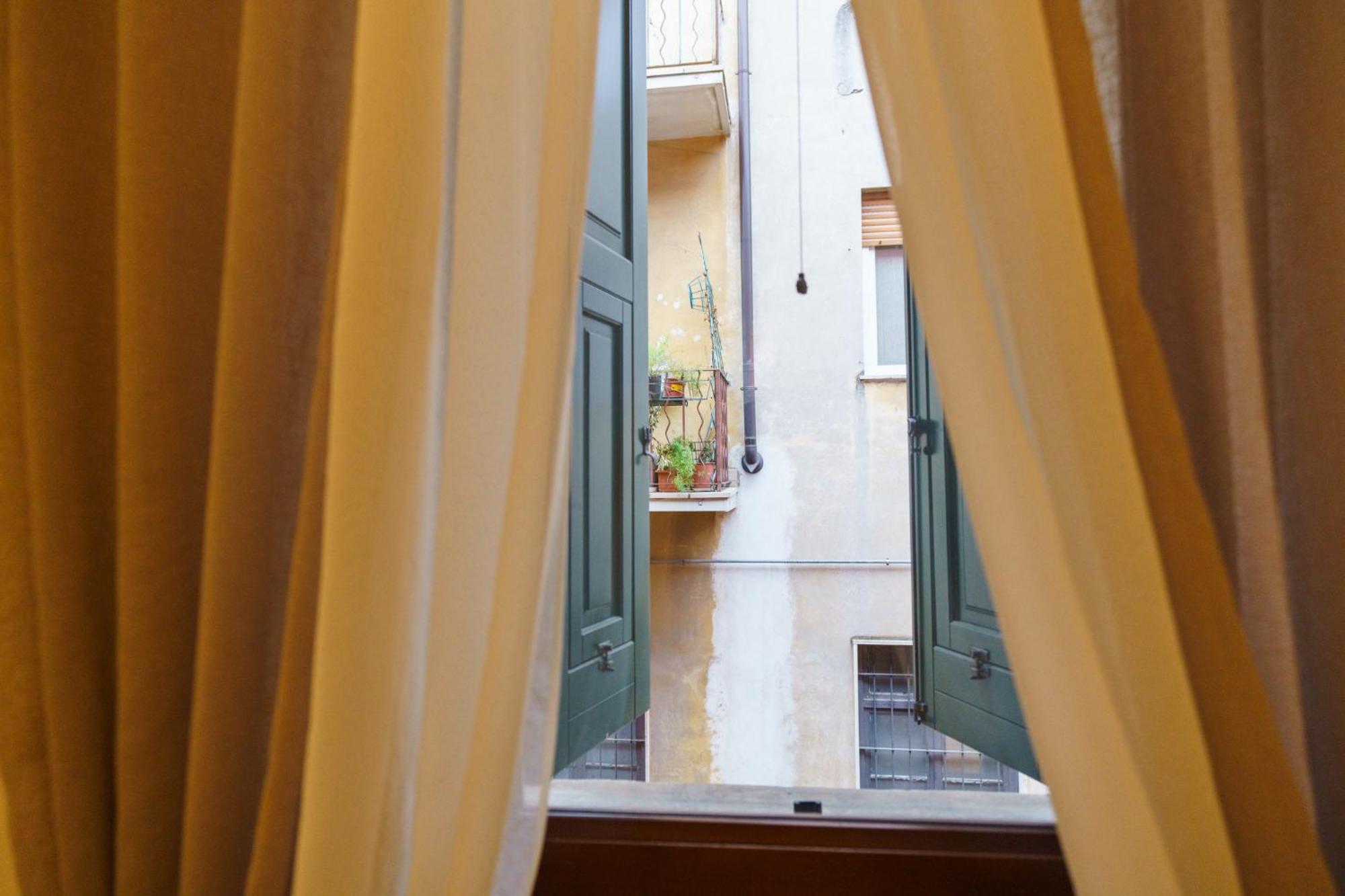 Domus - Elegante Residenza Satiro Apartment *